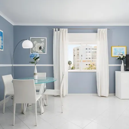 Azure Your Cosy Getaway Near & Pool *