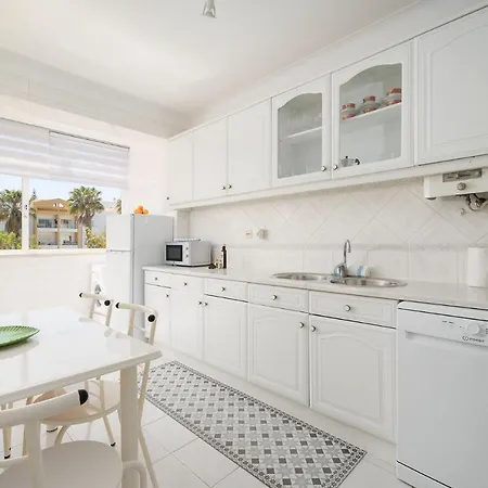 Azure Your Cosy Getaway Near & Pool Apartamento