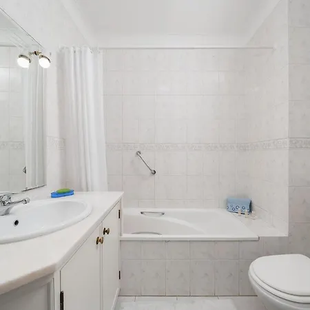 Apartamento Azure Your Cosy Getaway Near & Pool
