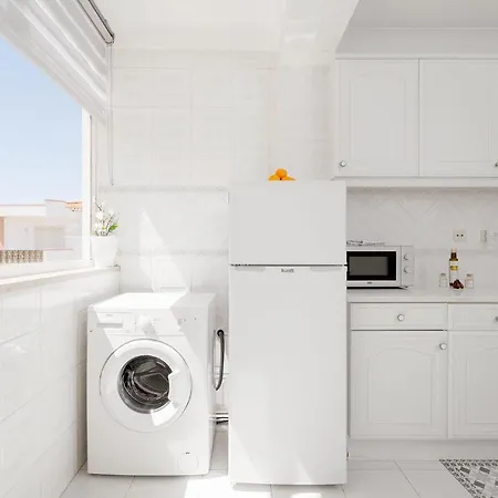Azure Your Cosy Getaway Near & Pool Apartamento