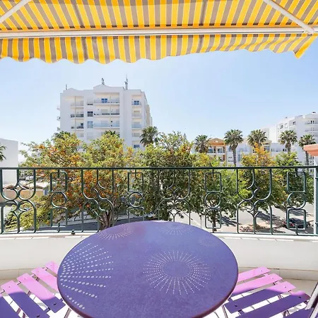 Azure Your Cosy Getaway Near & Pool Apartamento